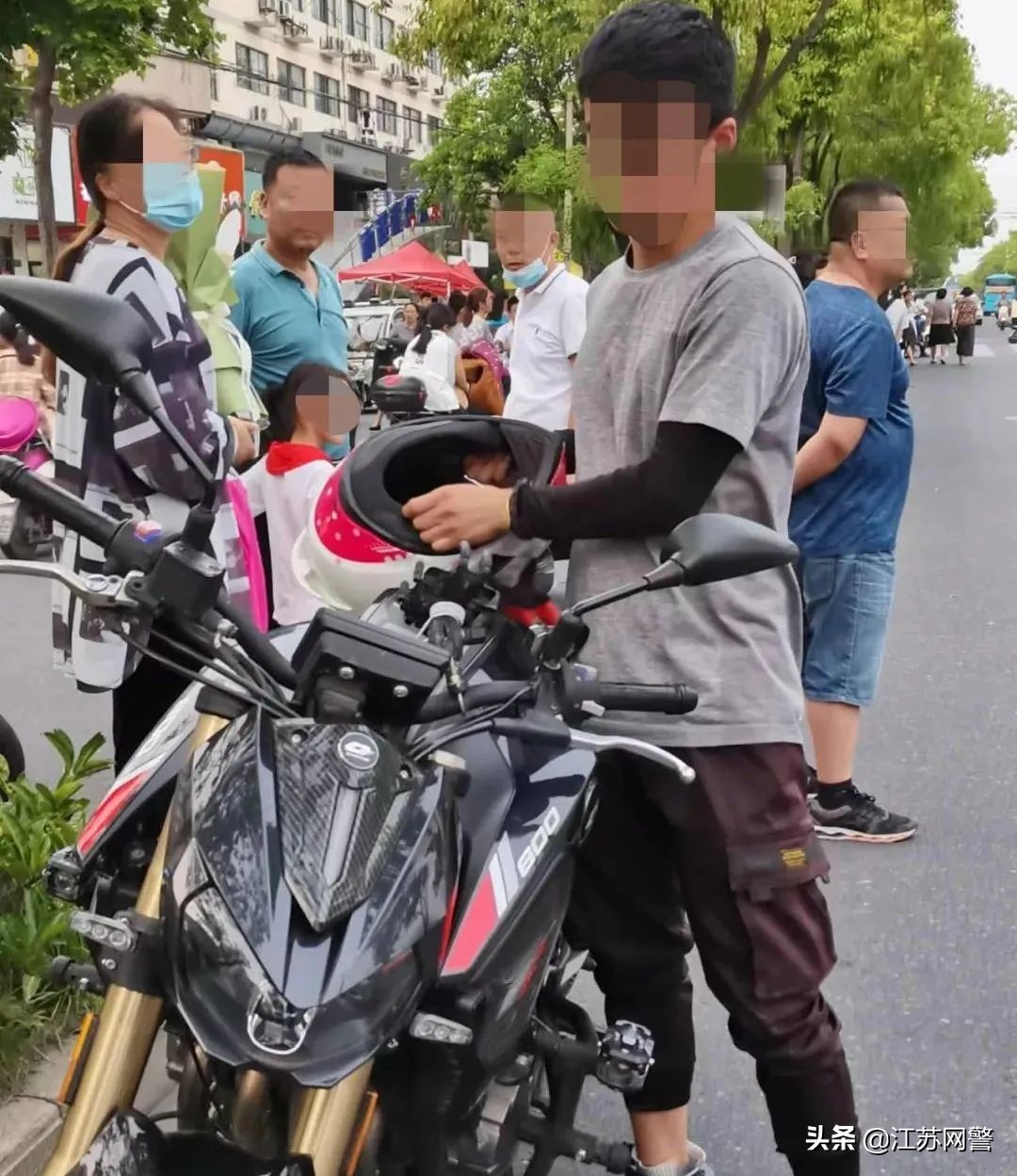 江苏扬州:摩托车拉风“炸街” 交警出手整治